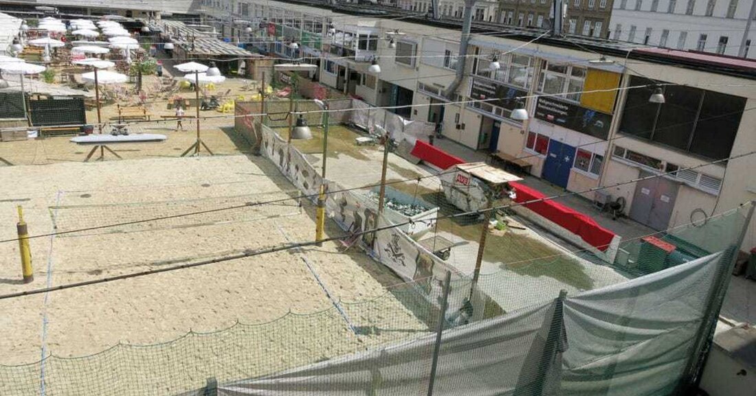 Schon lange nicht mehr hat ein Projekt die Gemüter so erhitzt. Manche Architekten beschwören plötzlich den Canaletto-Blick, der Stadtplanung wird Konzeptlosigkeit und Verschleuderung öffentlichen Grundes vorgeworfen. Bei dem zum Schandfleck verkommenen Filetgrundstück inmitten der Stadt mit dem in die Jahre gekommenen Hotel, dem Eislaufplatz, der jeden Sommer als „Sand-City“ zweifelhaftes Strandflair vermitteln soll, ist trotz Widmungsgewinn das Risiko für Investor Michael Tojner groß und eine Rendite keineswegs sicher.  