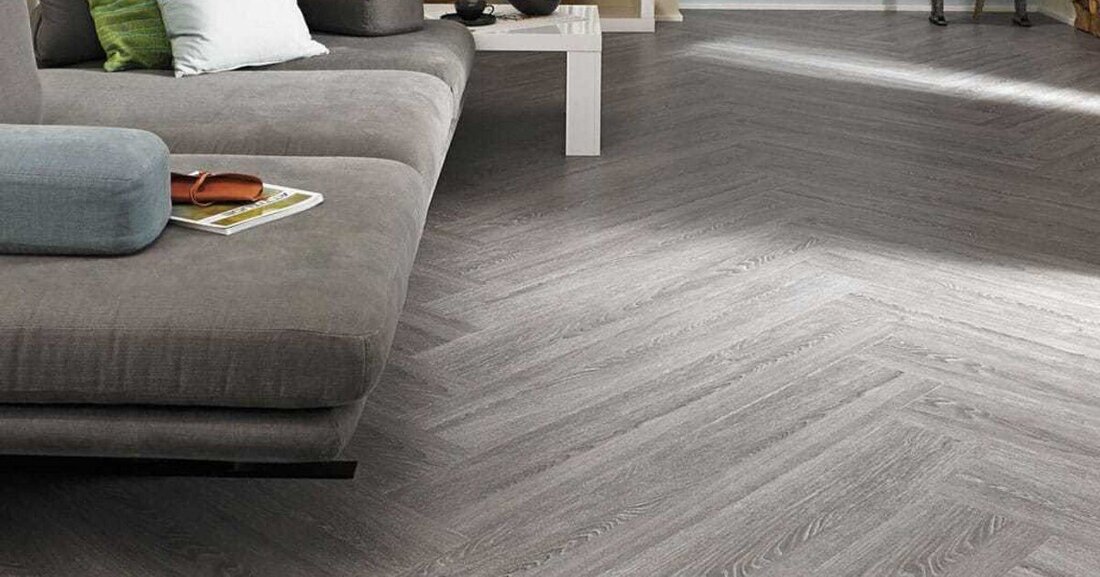 Dielen und Platten der Bodenbelagskollektion Parts von Vorwerk ­lassen sich selbstverständlich auch kombinieren und erlauben so eine individuelle Raumgestaltung. Foto: Vorwerk