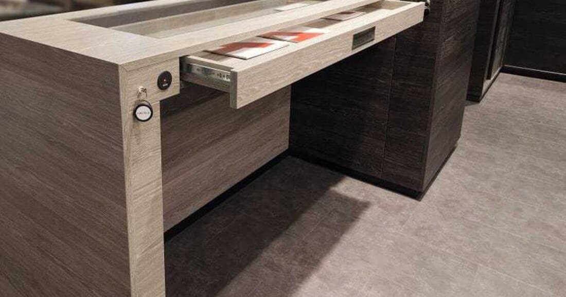 TECHNIK Beleuchtungs- und elektronische Schließ­systeme statten Möbel in Geschäften mit vielen schlauen Zusatzfunktionen aus. Andreas Nass von Häfele über aktuelle Trends im Ladenbau.