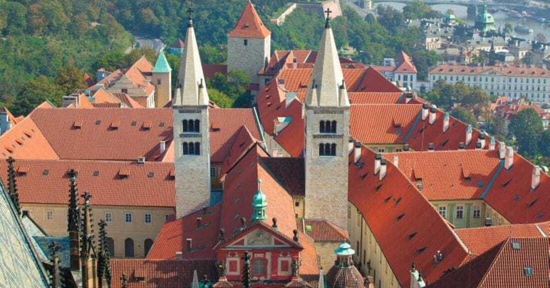 Der mittlere Flügel des sogenannten „Neuen Palasts“ der Prager Burg bekam kürzlich – nach 60 Jahren – ein neues Dach. Am östlichen Dachbereich mit einer Fläche von rund 1.440 Quadratmetern bilden Tondachziegel die ursprüngliche Dacheindeckung aus dem Jahr 1951 originalgetreu nach.