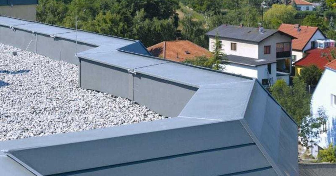 Unvermeidbar, oft unterschätzt und doch lösbar. Die profane Attikaabdeckung ist ein Bauteil, der nicht sehr intensiv im Bewusstsein der Bauschaffenden verankert ist. Hier treffen sich jedoch Gewerke vom Abdichter über den Fassader (Errichter des Wärmedämmverbundsystems), vom Schlosser bis hin zum Spengler. Werden diese schlecht koordiniert, sind Mängel unvermeidbar.