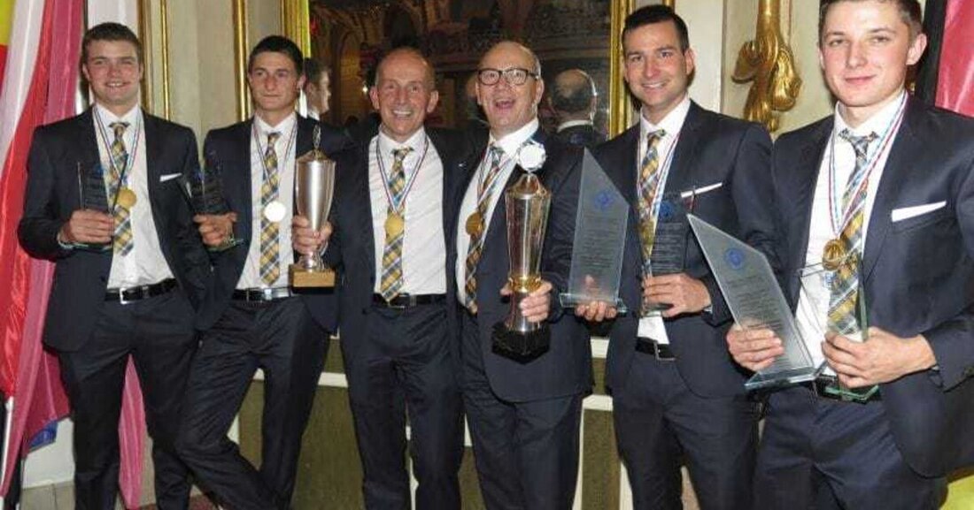 Vom 18. bis 21. November fand die 25. IFD Weltmeisterschaft Junger Dachdecker im Romexpo-Gelände von Bukarest statt. 30 Teams aus 16 Nationen kämpften drei Tage lang um die ersten Plätze. Der Titel nimmt es ja schon ein bisschen vorweg – unsere Teams haben gut abgeschnitten …