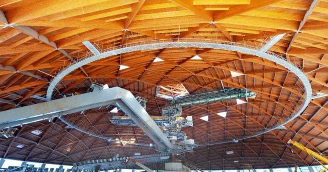 Die zwei Brettschichtholzkuppeln, die das Unternehmen Rubner Holzbau derzeit für die Kohlelager des Kraftwerks „Federico II“ des größten italienischen Stromversorgers Enel in Brindisi, Italien, errichtet, sind europaweit in ihren Dimensionen einzigartig. Die erste Kuppel wurde Mitte September fertiggestellt. 