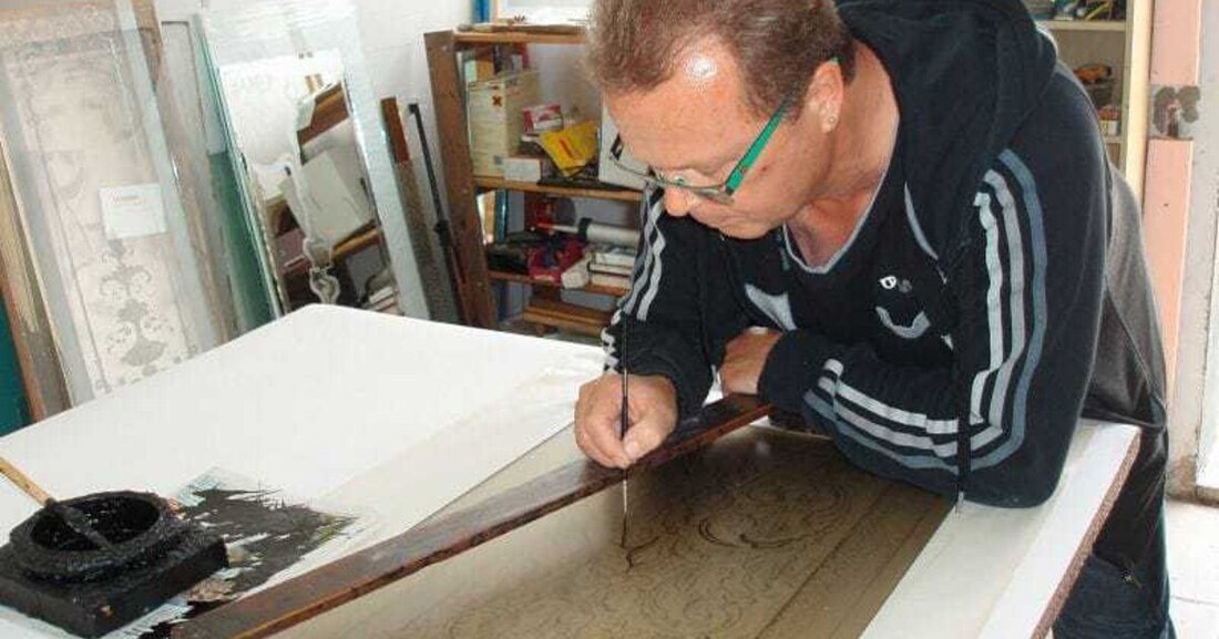 Werner Goll beschäftigt sich seit 1991 als freischaffender Künstler mit dem – fast ausgestorbenen – Handwerk der Glasätzung. 