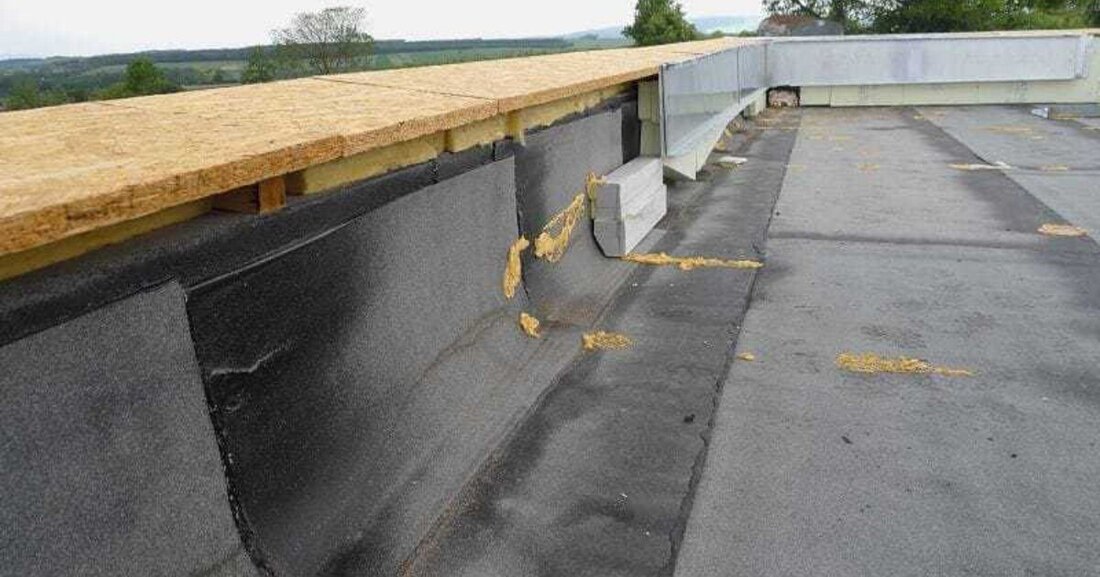 Die Zuverlässigkeit von Holzunterkonstruktionen aus OSB-Holzwerkstoffplatten auf Attika- und Mauerkronen, die als indirekte Befestigungsebene unterhalb von Metallabdeckungen eingesetzt werden, stehen seit geraumer Zeit in Diskussion.