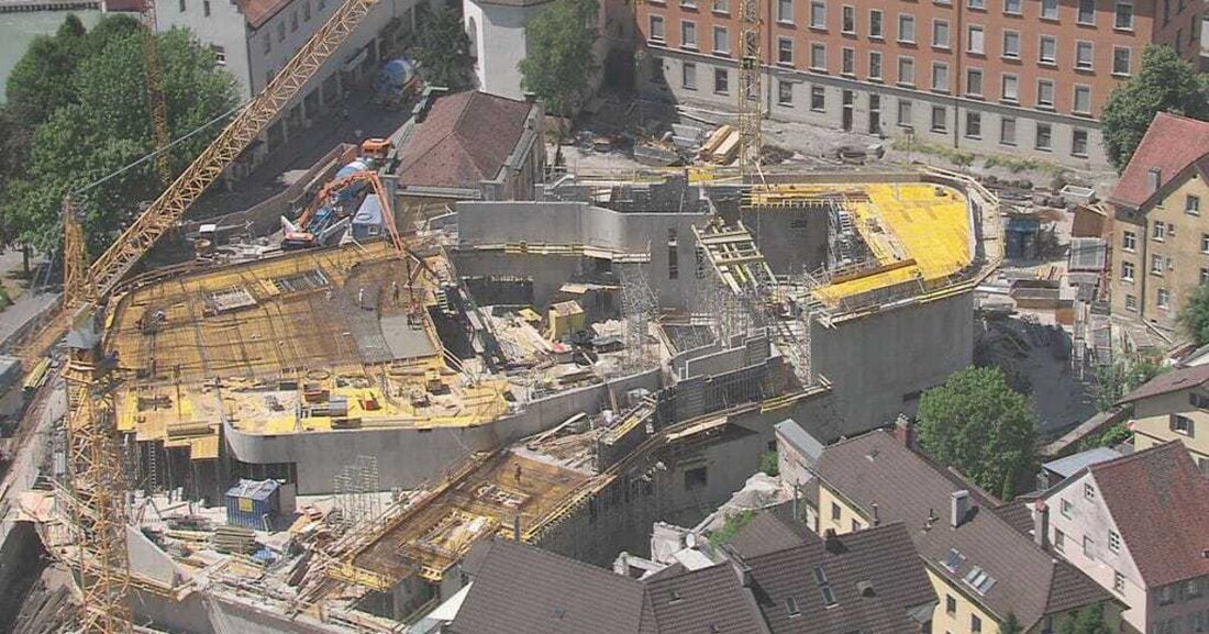 Im Jänner 2015 eröffnet in Feldkirch in Vorarlberg, im „Vierländereck“, das Montforthaus – ein ganz und gar angepasstes Kulturprojekt. Und das ist durchaus positiv gemeint. Wenn in Vorarlberg geplant wird, dann richtig. Angepasst heißt in diesem Fall: durchgeplant – formal, städtebaulich, ökologisch und funktional. Die Architekten als Planungsgemeinschaft von Hascher Jehle (Berlin) / Mitiska Wäger (Bludenz) gewannen 2008 den diesbezüglichen Wettbewerb und überzeugten mit einem ­außergewöhnlichen, offenen und schwungvollen Konzept für das neue Kultur- und Kongresshaus mitten in der Altstadt. 