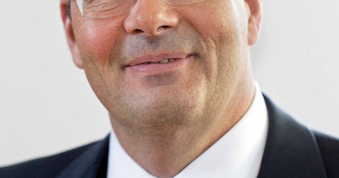 Häcker hat einen neuen Geschäftsführer für Vertrieb und Marketing – und eine schöne Bilanz. Bei Nobilia können Handelspartner und Endkunde aus dem vollen (runderneuerten Sortiment) schöpfen. Schüller hat 1.300 Mitarbeiter und zeigt sie auch. Und mit Juno eine exklusive Geräte-Marke noch dazu.