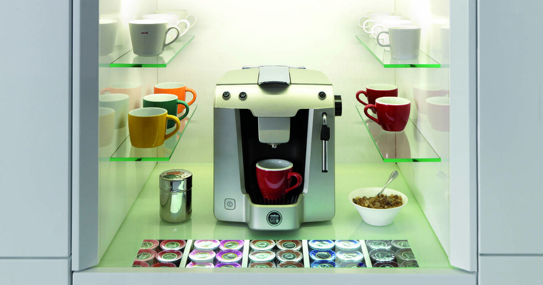 Sieht aus wie Leder (und greift sich auch so an), ist aber Lack: Ewe stellte eine neue Küchen-Optik auf der Kölner Messe vor. Team 7 bleibt dem mit Naturöl behandelten Vollholz treu, erweitert die bekannten Küchen-Modelle aber um neue Gestaltungs-Elemente. Und Rational probiert’s in Weiß – und das in gleich sechs Variationen.