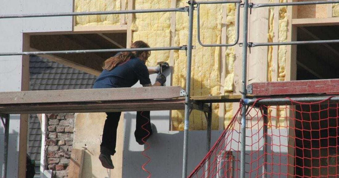 Was bei neuen Gebäuden heute als Stand der Technik gilt, sollte auch für Altbauten selbstverständlich sein: die Einsparung von Energie. Nicht nur deshalb ist es sinnvoll, wenn auch das Handwerk – Dachdecker und Holzbauer – bei Reparaturen oder Sanierungen ihre Auftrag­geber auf eine Verbesserung des Wärmeschutzes hinweisen. 