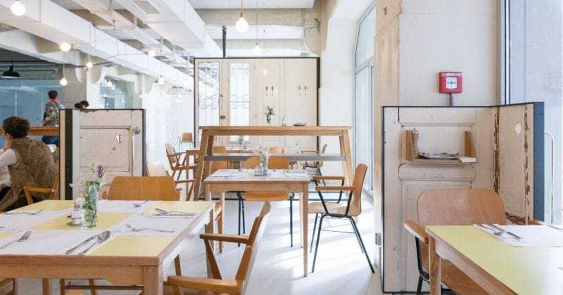 Das durch den gemeinnützigen Bauträger „Heimat Österreich“ umgebaute und revitalisierte Fabriksobjekt im zehnten Wiener Gemeindebezirk hat sich in den vergangenen Monaten zur gefragten Immobilie der oberen Preisklasse entwickelt. Mit Superar, Community-Cooking, einem neuen Carla-Secondhandshop und magdas Kantine haben hier nun aber auch vier unterschiedliche sozial-integrative Projekte ihren Betrieb aufgenommen