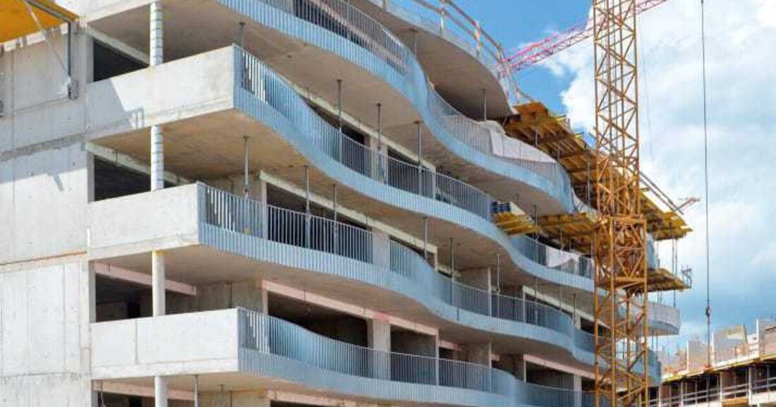 Derzeit entsteht auf dem ehemaligen Frachtenbahnhof der oberösterreichischen Hauptstadt – geografisch gesehen in deren Mittelpunkt – ein riesiger neuer Stadtteil mit rund 800 Wohnungen in zehn architektonisch verschiedenen Bauten. 