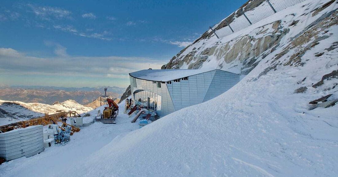 Im Herbst 2015 soll am Kitzsteinhorn in Kaprun eine neue Bahnachse in Betrieb gehen und den Gletscher ganz­jährig und noch schneller als zuvor erreichbar machen. An den dafür erforderlichen Stationen Gletscherjet 3 und 4, für deren Gestaltung Arkan Zeytinoglu verantwortlich zeichnet, wurde bis November noch eifrig gearbeitet.