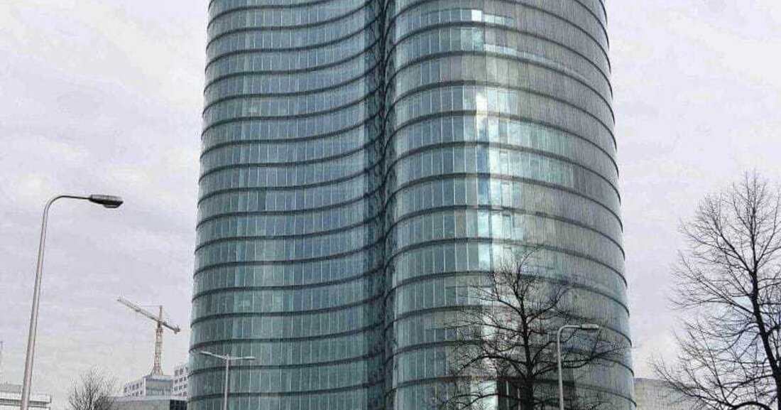 Glasbruch kann eine Vielzahl an Ursachen haben. Grundsätzlich kann Glas jedoch nur zu Bruch gehen, wenn äußere Einwirkungen dazu führen, dass Spannungen im Glas aufgebaut werden und diese größer sind, als die materialspezifischen Eigenschaften. Kein Glas bricht ohne äußere Einwirkungen. In manchen Fällen sucht man lange nach den Ursachen.