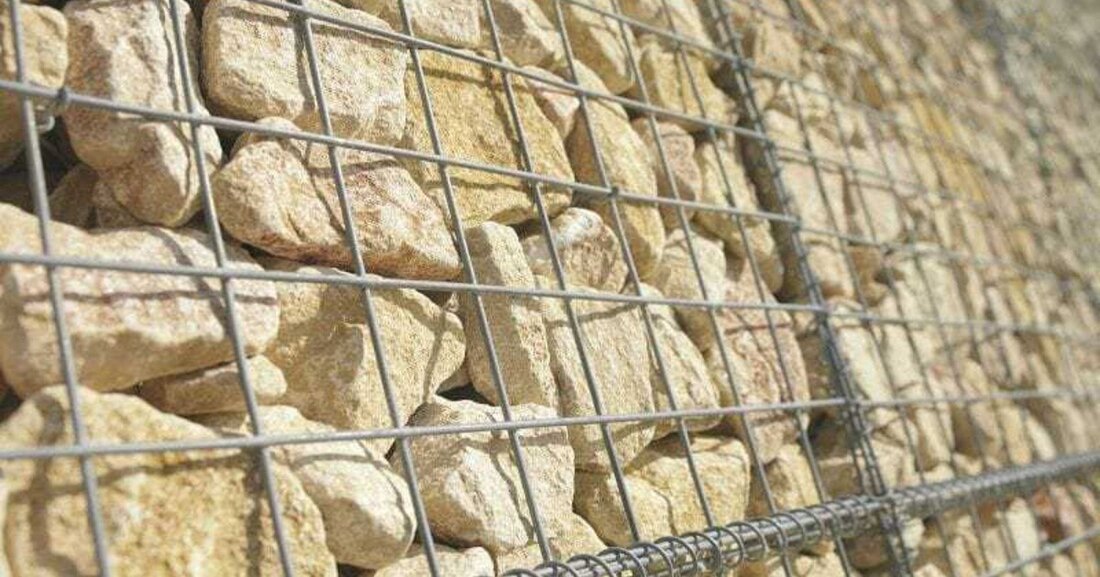 In seinem aktuellen Gabionenprogramm bietet der Drahtspezialist Betafence neben klassischen Steinkörben mit verschiedenen Größen und Verbindungselementen auch Zaungabionen sowie spezielle Lärmschutz-Lösungen an.