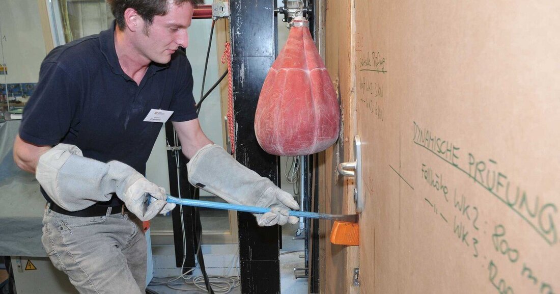 Einbruchshemmung ist ein Dauerbrenner-Thema in den Medien und bei der Be­völkerung. Peter Schober und ­Martin Wieser von der Holzforschung Austria über richtige Beratung, Montagefehler und Praxistipps.