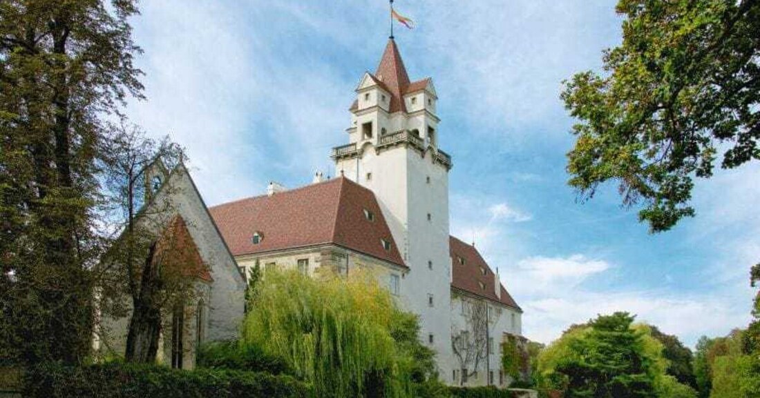 Der Zahn der Zeit hat auch am historischen Juwel Schloss Ebreichsdorf im südlichen Niederösterreich genagt. Die Sanierung des Daches stellte Lieferanten und Handwerker vor einige Herausforderungen.