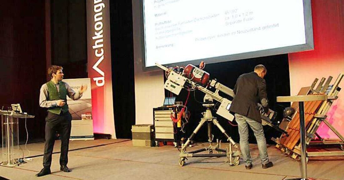 Der Österreichische Dachkongress ist in den sieben Jahren seines Bestehens zu einem Fixtermin im Kalender der heimischen Dachdecker, Spengler und Bauwerksabdichter geworden. Das zeigt einmal mehr der Besucherrekord der diesjährigen Veranstaltung: über 800 Dachfachleute tummelten sich am 5. und 6. März im Linzer Designcenter. Auf der Bühne, in der Ausstellungshalle und rundherum wurde viel geboten.