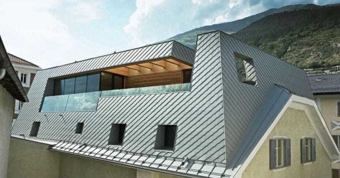 In Schlanders in Südtirol erstrahlt seit kurzem ein altehrwürdiges Gebäude in neuem Glanz. Auf zwei nach außen hin nicht sichtbaren Stockwerken wurde eine imposante Dachkonstruktion mit architektonischen Feinheiten fertiggestellt. 