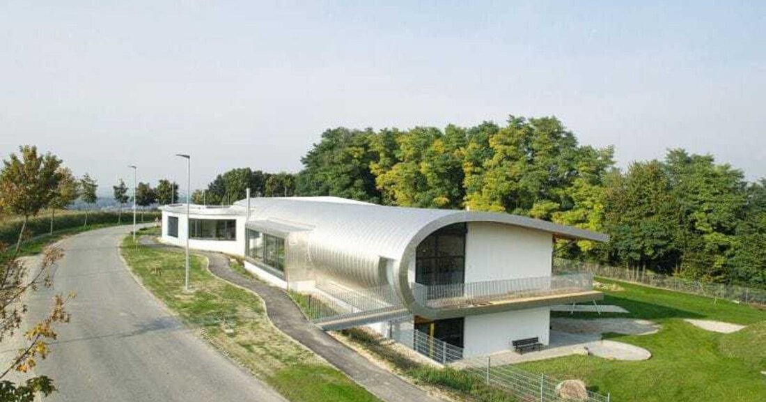 Das runde Dach in Form einer schützenden Hand verleiht dem evangelischen Kinderhaus Landau einen unverwechselbaren Charakter. Die Leistung der Zimmerer war komplex: Mit einer Dampfsperre auf der ersten Holzschalung und einer diffusionsoffenen Unterdachbahn auf der zweiten Holzschalung entstand unter dem Metalldach ein regensicherer Dachaufbau.