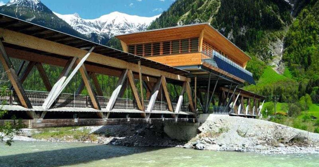 Mit dem neuen Naturparkhaus im Naturschutzgebiet Tiroler Lech setzt die Gemeinde Elmen als Bauherr der Brücke über den Lech die Krone auf. Die ökologische Holzbauweise, der minimale Grundverbrauch und die außergewöhnliche Energiebilanz des innovativen Holzbaus sind mehrfach preisgekrönt.