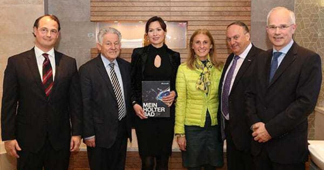 Nachdem der Beratungsbetrieb bereits Anfang März aufgenommen wurde, folgte am 26. März die offizielle Eröffnung der neuen Holter-Bäderausstellung in Linz. Unter den 250 Gästen waren neben Kunden, Partnern und Mitarbeitern auch zahlreiche Vertreter der oö. Wirtschaft und Politik, allen voran Landeshauptmann Josef Pühringer, der Linzer Bürgermeister Klaus Luger und der Präsident der oö. Wirtschaftskammer, Rudolf Trauner.