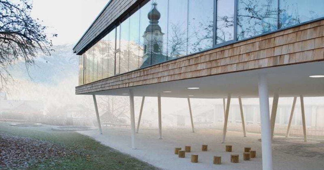 VOM LEBEN AUF DEM LAND, KREATIVEN KÖPFEN UND G´SCHEITEN GEMEINDEN Die Urbanisierung der Lebensräume hat den Architekturdiskurs der beiden vergangenen Jahrzehnte geprägt. 2010 lebte bereits die Hälfte der Weltbevölkerung in urbanen Räumen, im Jahr 2050 sollen es sechs Milliarden Menschen sein. Die Abwanderung der kreativen und gutausgebildeten Bevölkerung in die Metropolen trägt wesentlich zur kulturellen Verödung und Leerstandsproblematik des ländlichen Raums bei. Manchen Regionen ist es dennoch gelungen, eine Trendwende einzuleiten.