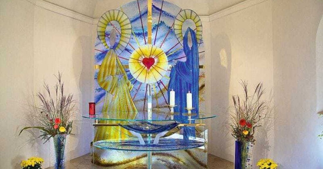 Mit Glaskunstwerken für alle Lebensbereiche befasst sich Stefanie Fischler aus Tirol. Ihre Glaskreationen findet man aber auch in der Kapelle „Der Engel des Herrn“ in der Basilika Absam, dessen besonderer Altar aus Glas ist. 