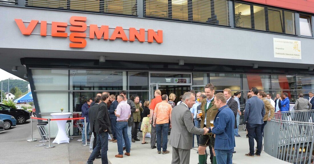 Full House gab es am 17. Juni anlässlich der Eröffnung der neuen Viessmann-Vertriebsniederlassung im Süden Österreichs. Neben Installateur-Landesinnungsmeister Ing. Anton Berger und Viessmann-Österreich GF Ing. Peter Huber konnte Niederlassungleiter Hubert Kohlbacher als Hausherr zahlreiche Geschäftspartner und Freunde des Hauses begrüßen.