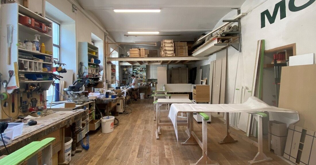 Seit über fünfundzwanzig Jahren führt Michael Johann seine Möbelwerkstatt inmitten von Wien.