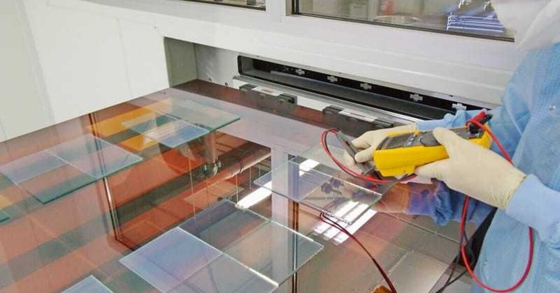 Schon vor zehn Jahren hieß es in der Glasbranche, die physikalische Grenze bei der Wärmebeschichtung sei erreicht. Heute können Flachglashersteller höchst komplexe Schichten entwickeln und vor allem im Low-E-Bereich und beim Sonnenschutz stetige Weiter- oder Neuentwicklungen erzielen. Je komplexer diese Schichten sind, desto länger dauert allerdings auch die Zeit von der Entwicklung bis zur Marktreife.