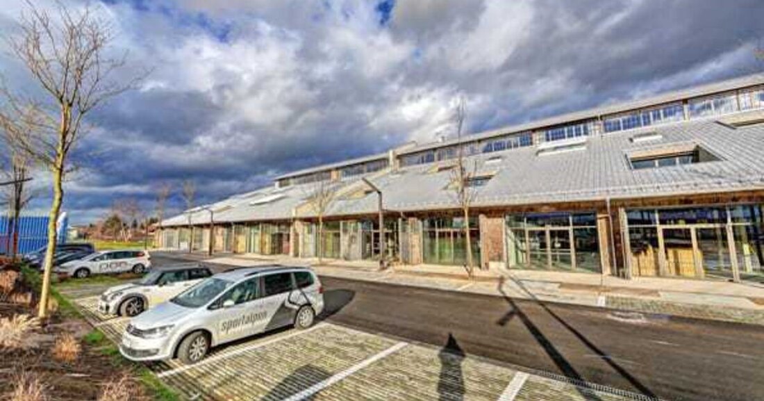 Die alte Panzerhalle auf dem Gelände der Salzburger Struberkaserne bildet nun den infrastrukturellen, kommunikativen und kreativen Mittelpunkt des neuen Ortsteils am ehemaligen Kasernengelände. Und weil das alte Dach des historischen Gebäudes weit mehr als 50 Jahre dicht gehalten hat, wurde wieder ein neues aus Aluminium draufgesetzt.