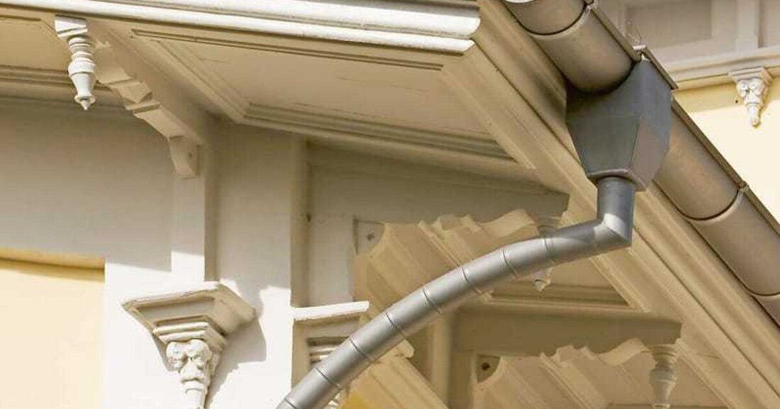 Die Außendachentwässerung leistet einen wichtigen Beitrag zur einwandfreien Funktion eines Gebäudes. Aus gestalterischer Sicht wird sie allerdings oft vernachlässigt. Die Renovierung eines alten Ritterguts in Niedersachsen (D) zeigt exemplarisch, wie aus einer technischen Notwendigkeit ein architektonisches Detail werden kann.