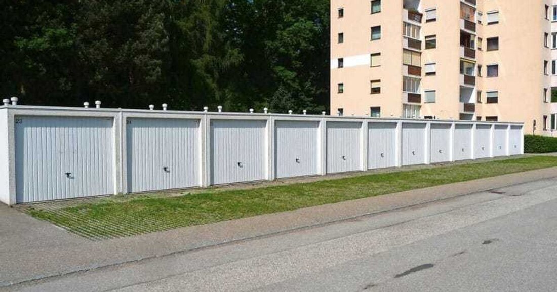 Wurzelfest, flugfeuersicher und dauerhaft dicht: Diese Eigenschaften sollte das Dach der Fertiggaragen im Gmundner Cumberlandpark nach der Sanierung erfüllen. Um die 34 Garagen schnell wieder trocken vermieten zu können, haben die Verarbeiter dem Eigentümer Flüssigkunststoff empfohlen.