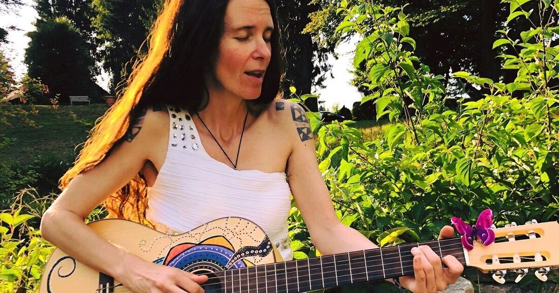 Sabine Johanna Mader ist Kunsttherapeutin, Kreativtrainerin und Musikerin aus Leidenschaft.