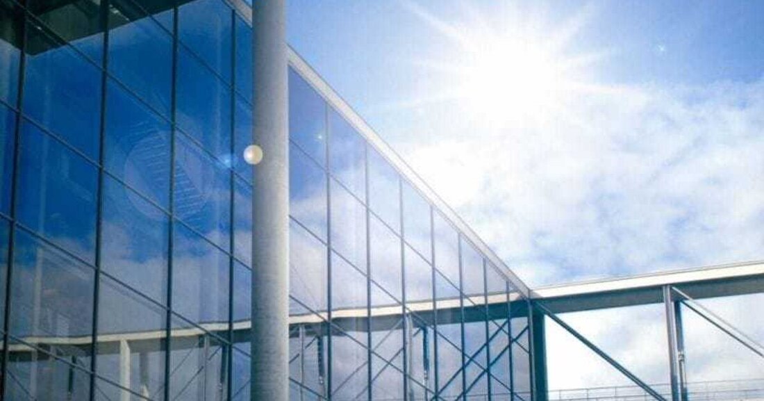 Sonnenschutzfolien können bei Gebäuden mit Glasfassade die Kühllasten reduzieren und Energiekosten senken.