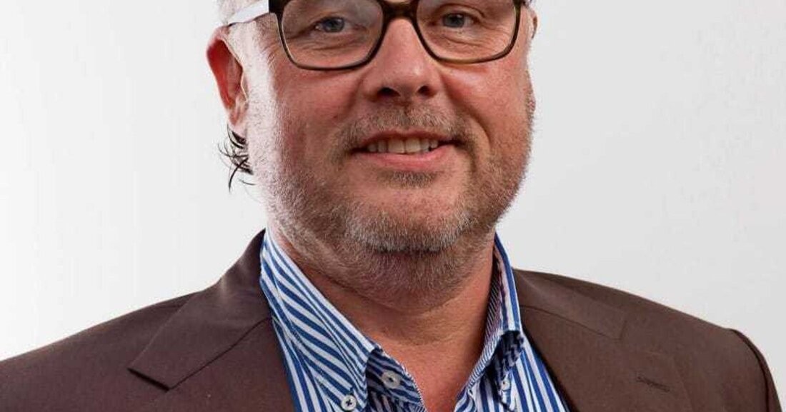 Beim Auto sind wir alle vorsichtig – das Pickerl gibt es nicht ohne regelmäßige Kontrollen und Services. Und besonders den Reifen gebührt spätestens im Winter jedes Jahr unsere Aufmerksamkeit. Bei essenziellen Bauteilen lässt die Mehrheit da schon gern mal Fünfe gerade sein. Thomas Kern, Geschäftsführer von flattec, setzt sich dafür ein, dass flächendeckende Wartungsverträge beim Dach selbstverständlich werden.