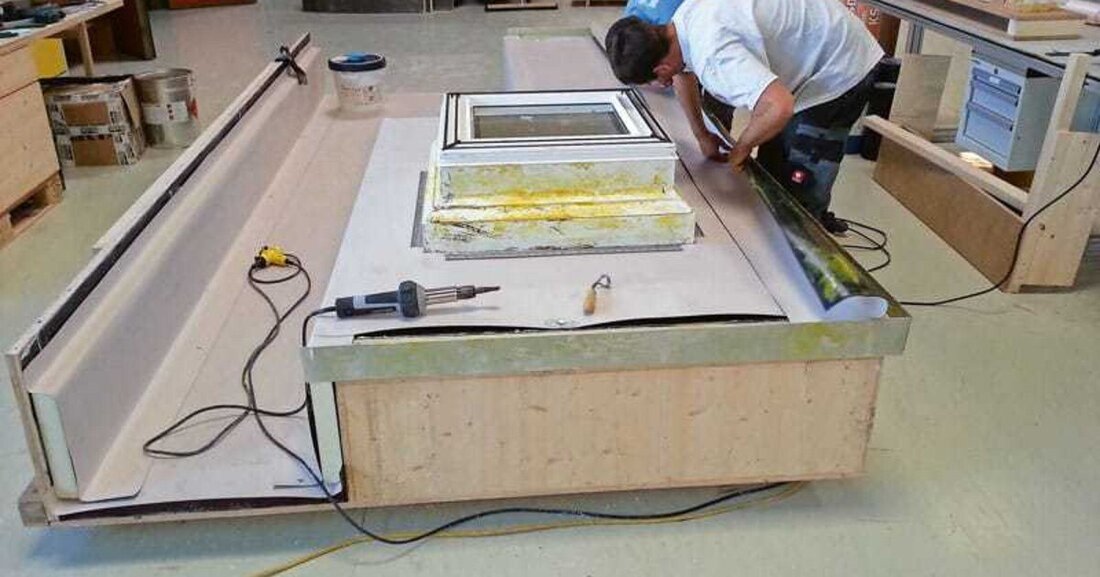 Mit der Erfindung der Silikatfarbe durch Adolf-Wilhelm Keim und deren Patentierung 1878 wurde ein Meilenstein im Bereich der Anstrichstoffe gesetzt. Silikatfarben begleiten die Architekturgeschichte des 20. und 21. Jahrhunderts: vom Historismus über den Jugendstil und das Bauhaus bis zu den spektakulären dekonstruktivistischen Bauwerken der Gegenwart. Sie begeistern seit Generationen Architekten, Handwerker und Künstler, und finden überall dort Anwendung, wo hohe ästhetische, gesundheitliche und bauphysikalische Ansprüche an Architektur und Farbe gestellt werden. Aus gestalterischer, ökologischer wie auch aus bauphysikalischer Sicht gewinnt die richtige Wahl des Oberflächenmaterials zunehmend an Bedeutung. Algenbildung auf WDVS, frühzeitiges Abwitterungsverhalten, Verschmutzungsneigung von Anstrichen, Feuchtehaushalt von Fassaden, Schimmel,..