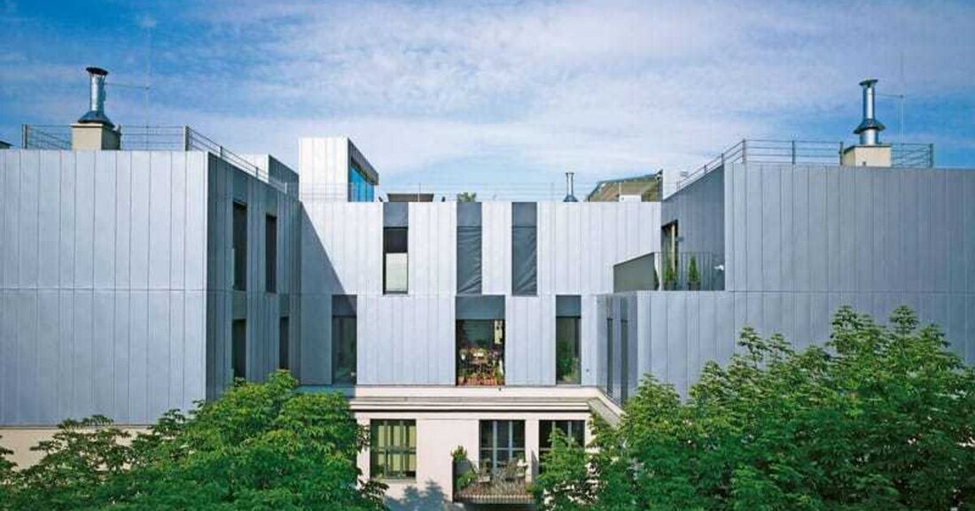 Mitten in Wien wurde eine ehemalige Schuhfabrik umgebaut und durch eine Aufstockung ergänzt. Die Fassadengestaltung der baulichen Erweiterung greift die Linien des Bestands auf, setzt sie fort und lässt sie in den Himmel übergehen.