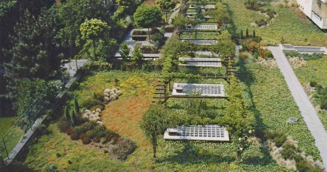 Durch sorgfältige Planung, fachgerecht ausgeführte Handwerksleistung und Verwendung nachhaltiger Materialien kann man einem möglichen Dachschaden bereits beim Bau vorbeugen. Ebenso wichtig ist aber die regelmäßige und sorgfältige Prüfung aller Dachflächen. Dabei lassen sich kleinere Schäden sofort beheben und umfangreichere Reparaturen rechtzeitig planen. Ein Wartungsleitfaden für dichte Dächer.