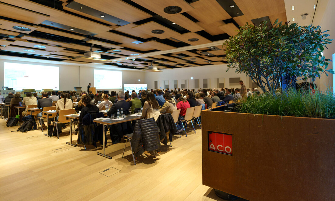Im Fachseminar Regenwassermanagement wurden nachhaltige Lösungen für den Umgang mit Regenwasser und zukunftsweisende Konzepte für klimaresiliente Städte vorgestellt.