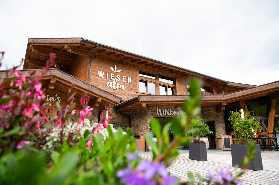 Das Bergrestaurant Wiesenalm in den Zillertaler Alpen wurde frisch renoviert. Dabei setze man auf Böden vom Entwässerungs- und Rohrleitungsspezialisten Aschl.