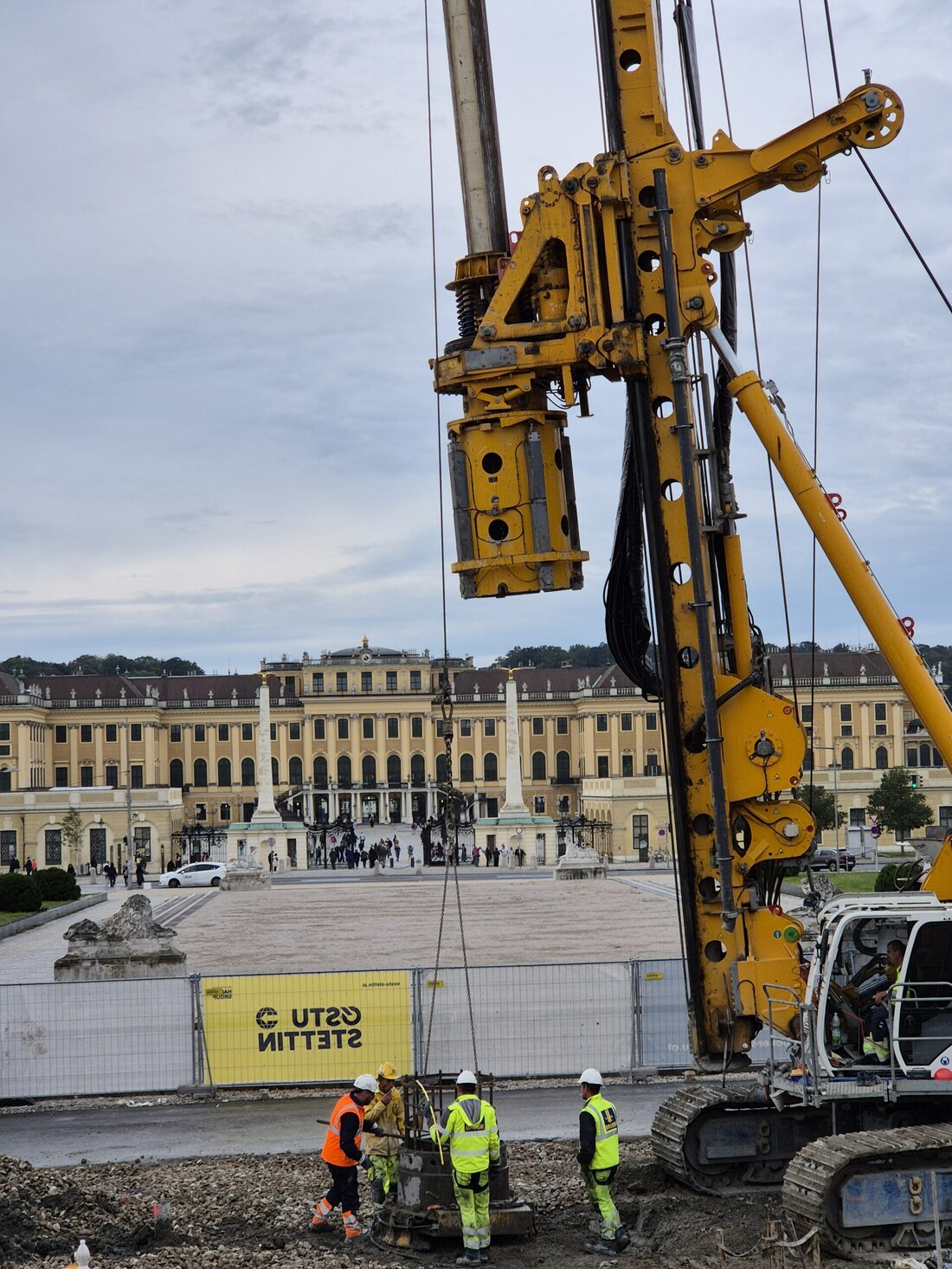 Die Stadt Wien investiert in den Schutz vor Starkregenereignisse. Beim Ausbau des Wientalsammelkanal – Entlaster“ stellt Bauer Spezialtiefbau die Baugrubensicherung in Form von überschnittenen Bohrpfahlwänden für den Start-, Zwischen,- und Zielschacht her.