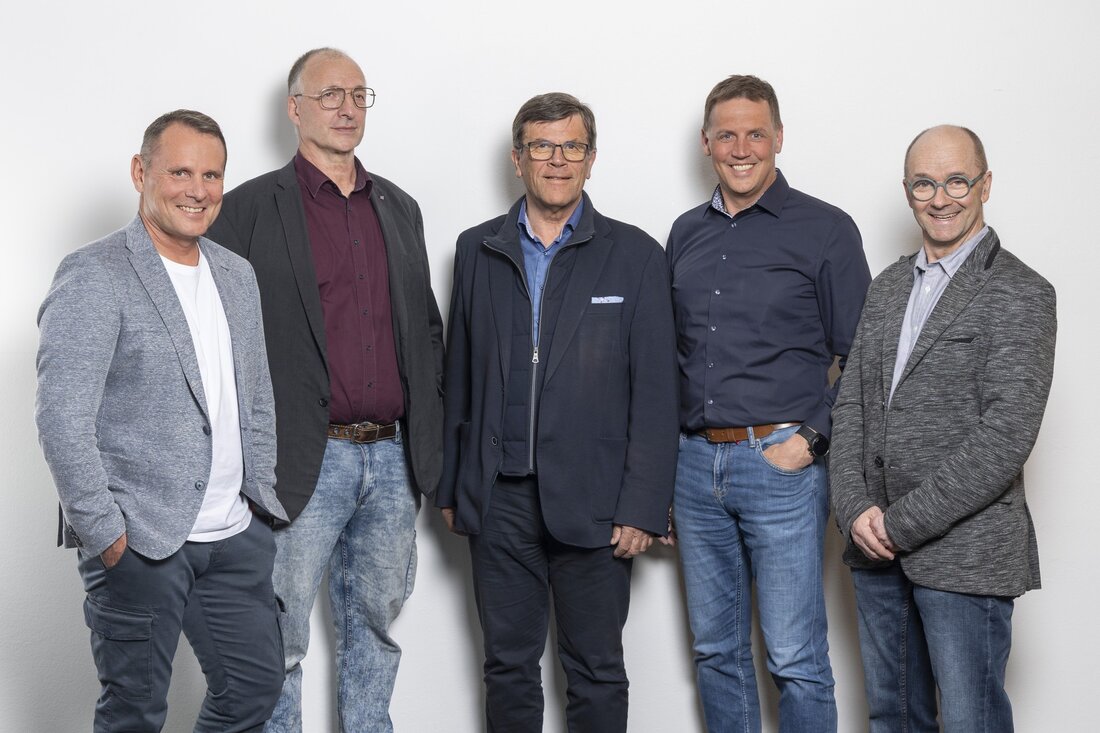 "Seine" Tiroler Landesinnung hat den scheidenden Bundesinnungsmeister der Dachdecker, Glaser und Spengler mit Dank verabschiedet.