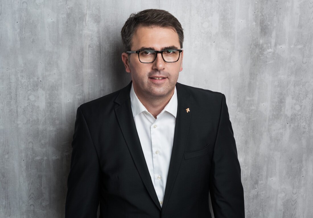 Mit der Erfindung der Silikatfarbe durch Adolf-Wilhelm Keim und deren Patentierung 1878 wurde ein Meilenstein im Bereich der Anstrichstoffe gesetzt. Silikatfarben begleiten die Architekturgeschichte des 20. und 21. Jahrhunderts: vom Historismus über den Jugendstil und das Bauhaus bis zu den spektakulären dekonstruktivistischen Bauwerken der Gegenwart. Sie begeistern seit Generationen Architekten, Handwerker und Künstler, und finden überall dort Anwendung, wo hohe ästhetische, gesundheitliche und bauphysikalische Ansprüche an Architektur und Farbe gestellt werden. Aus gestalterischer, ökologischer wie auch aus bauphysikalischer Sicht gewinnt die richtige Wahl des Oberflächenmaterials zunehmend an Bedeutung. Algenbildung auf WDVS, frühzeitiges Abwitterungsverhalten, Verschmutzungsneigung von Anstrichen, Feuchtehaushalt von Fassaden, Schimmel,..