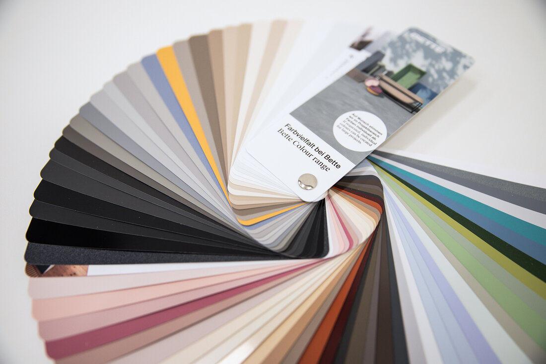 Um den Prozess rund um Farbe fürs Bad zu erleichtern, bietet das Unternehmen Bette einen neuen Farbfächer an.