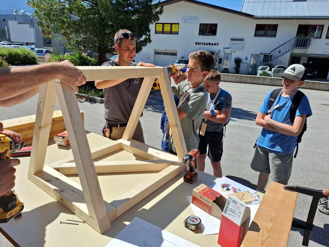 Holz erleben statt Schulbank drücken: Kurz vor dem Schulschluss waren rund 300 Schüler*innen aus Tiroler Mittelschulen und Gymnasien im Rahmen der diesjährigen Holzolympiade nochmals ordentlich gefordert. 