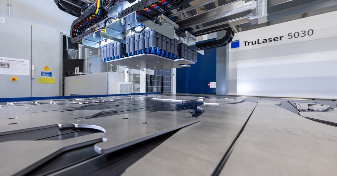 Trumpf hat für das automatisierte Absortieren von Blechteilen eine KI-gestütze Lösung entwickelt. Kasto eine vollautomatische Kommissionierung für Stahlstäbe.