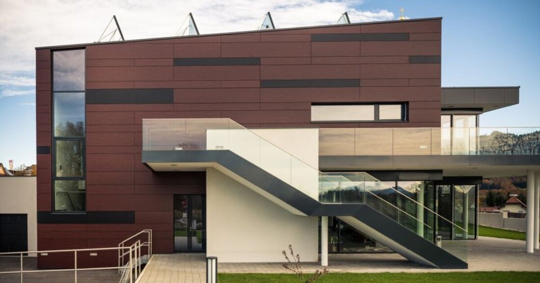 Die vorgehängte hinterlüftete Fassade bietet nicht nur in Sachen Gestaltung viele Vorteile. Auch bei Nachhaltigkeit kann das System punkten.