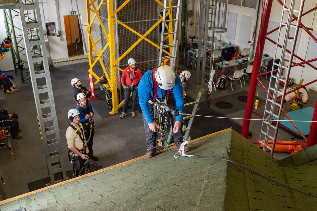 Seit über 20 Jahren finden in den Wintermonaten die Dachlehrgänge für die Gewerke Dachdecker, Spengler, Glaser und Holzbau in verschiedenen Bundesländern Österreichs statt. 