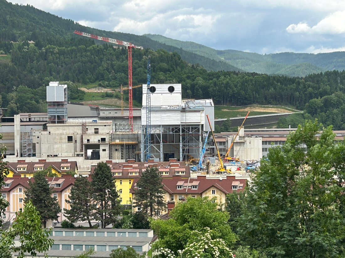 Für die Neubauten von Voestalpine Stahl Donawitz liefert Domico mehr als 80.000 m² Leichtbau-Systeme. Ofenhalle, Legierungshalle und Schrotthalle sollen bis 2026 realisiert werden.